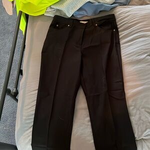 Straight leg, stretching jeans. Standard jean pockets